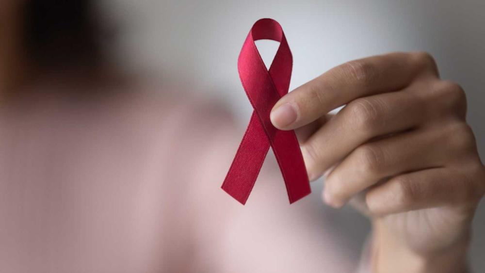 El origen y significado del lazo rojo, el símbolo de la lucha contra el sida
