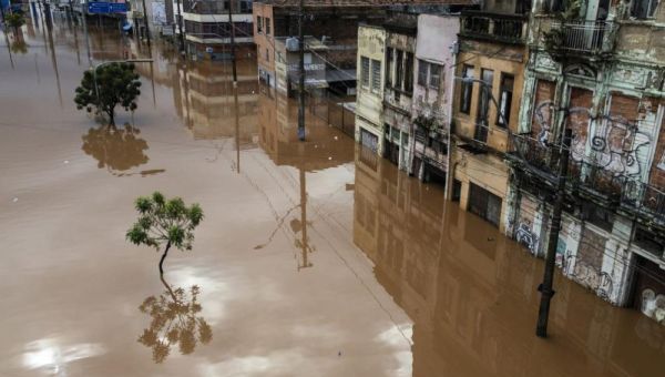 Suben a 84 los muertos por las inundaciones en el sur de Brasil.